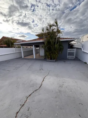 BELISSIMA CASA A VENDA NO BAIRRO PARAVIANA COM COM 4 QUARTOS E EDICULA GOUMERT E PISCINA
