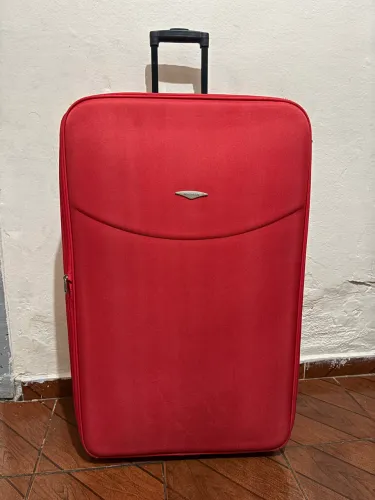 Mala vermelha grande para viagem