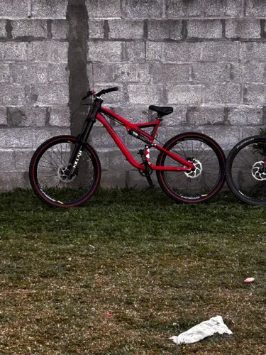 Quadro Specialized Stump Jumper, suspensão Rst killah 2019