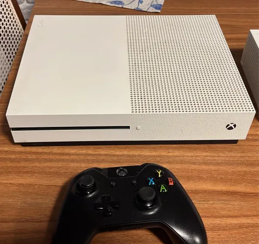 XBOX ONE S 1 TB - 1 CONTROLE + 1 JOGO NINJAGO
