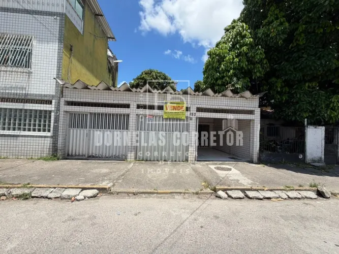 Casa Espaçosa com Quintal Amplo, Terraço e 2 Vagas de Garagem Cobertas.