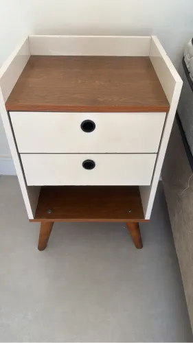 Mesa de cabeceira em madeira