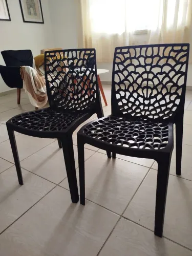 Cadeiras pretas para mesa de jantar