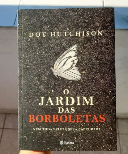 Livro Usado - O Jardim das Borboletas (Excelente Estado - Autor Dot Hutchison)
