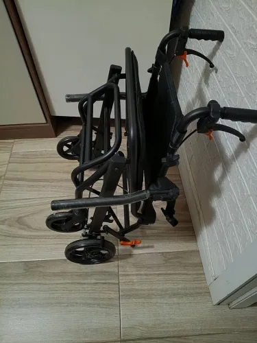 Vendo cadeira de rodas nova