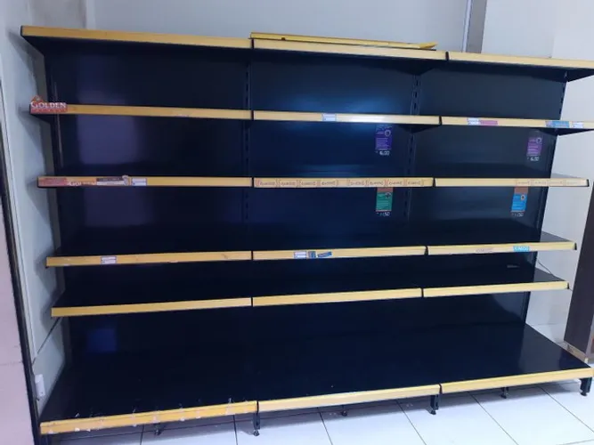 Leia a descrição. Gôndola , expositora e box de ração.