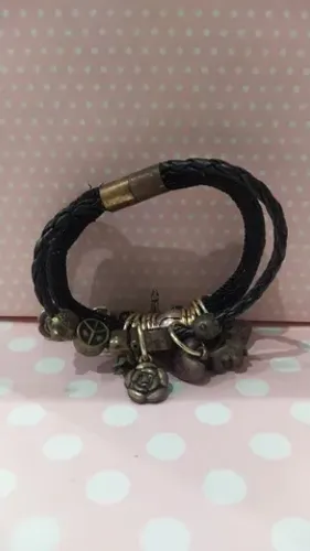pulseira preta com berloques