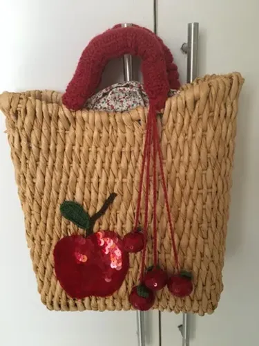 Linda bolsa em palha com aplique em lantejoulas e alça com forro em tricô!