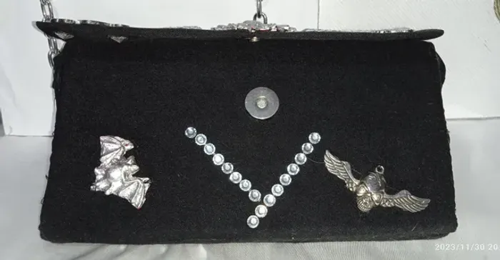 Bolsa Carteira Gótica Com Morceguinho com várias Repartições alsa de corrente !