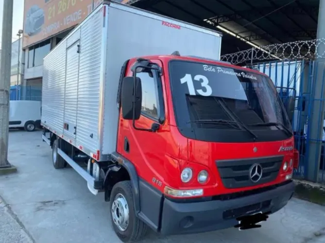 Mb Accelo 815 baú ano 2013