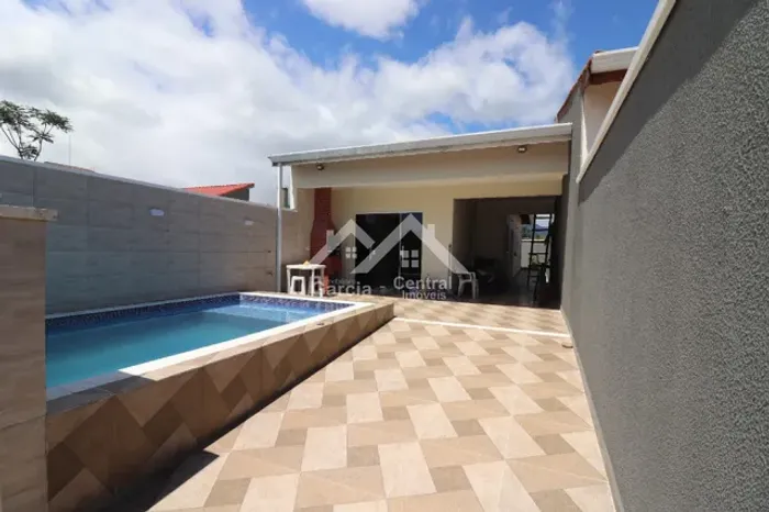 Casa em Peruíbe com 2 quartos e área de lazer com churrasqueira e piscina
