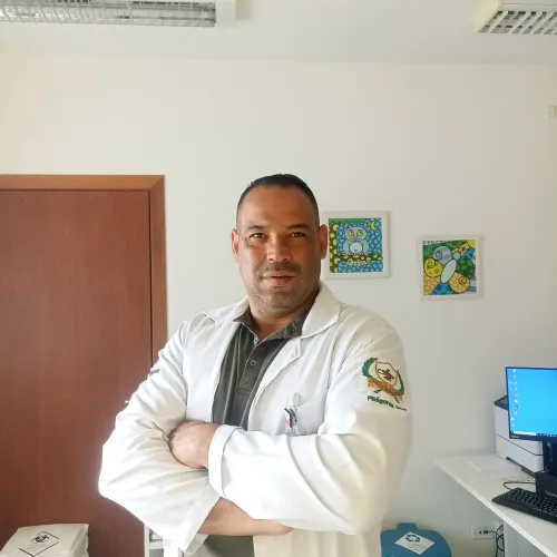 Enfermeiro especialista em feridas e cuidados gerais.