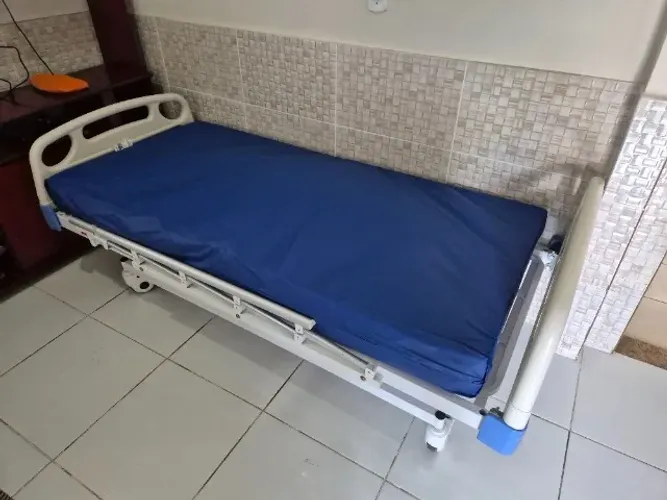 Cama Hospitalar Dellamed DX3 + Colchão Hospitalar D33 Impermeável