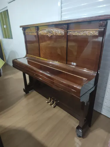 Piano Vertical Antigo - Design Clássico e Elegância