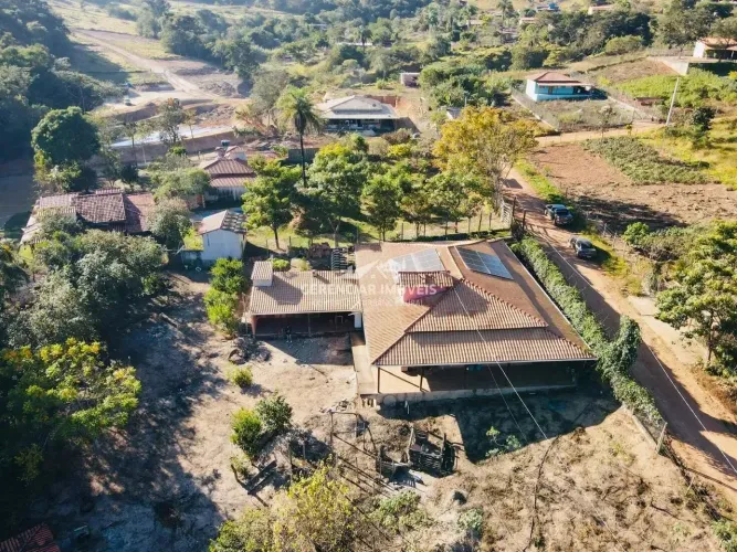 Sitio 11.000 m² com 4 quartos e riacho nos fundos em Rio Manso - MG