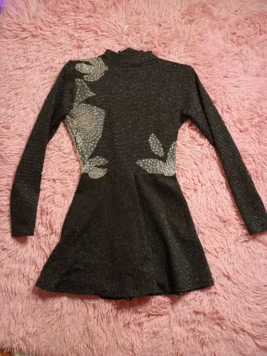 Vestido preto com detalhes em glitter