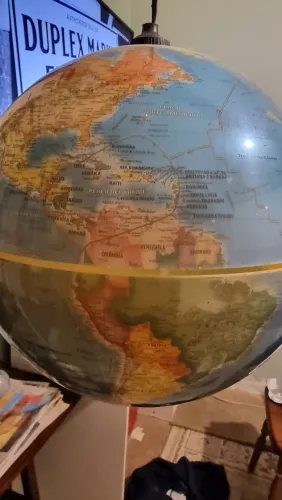 Globo terrestre antigo serve como luminaria tem o tamanho de uma bola de basquete, Grande!