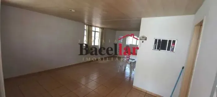 Casa de rua : Triplex / Residencial / Colégio