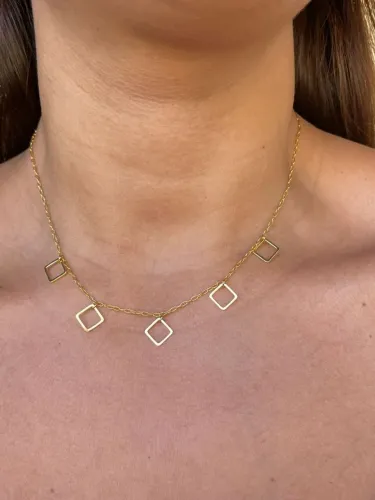 Colar detalhades de quadrados vazados banhado a ouro 18k R$39,99