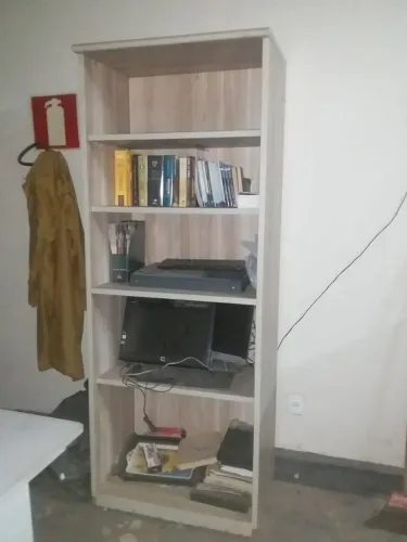 Estante de madeira com 5 prateleiras + mesa + frigobar