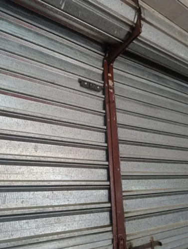 Porta de ferro pra comércio (Barato pra sair logo)  3000 mil mas aceito oferta