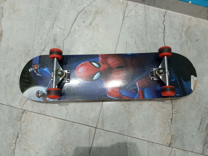 Skate infantil com o adesivo do homem aranha 