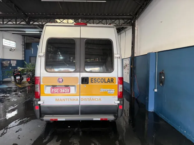 Van escolar único dono 19+1 lugares