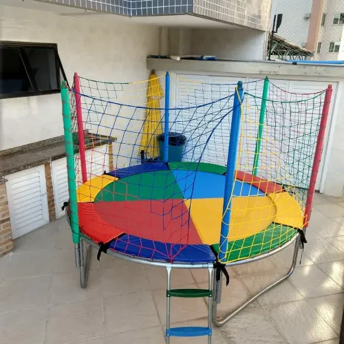 Cama Elástica Infantil Colorida com Rede de Proteção