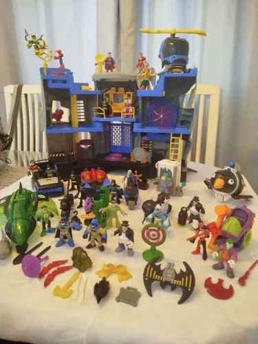 Coleção Imaginext DC Comics com os acessórios 