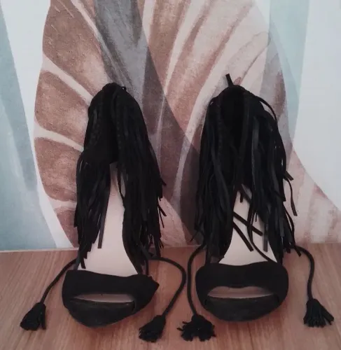 Baixei o preço, Sandália de franja preta, Zara.