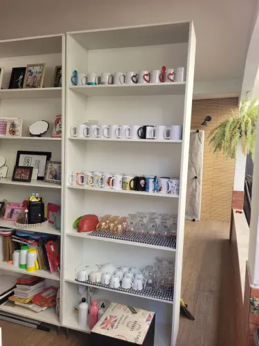 Armario expositor em bom estado