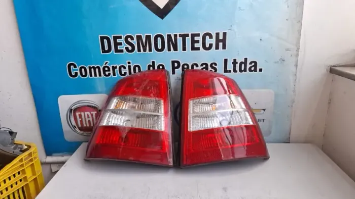 Par de lanterna astra 1999-2002 lente manchada e trincada 