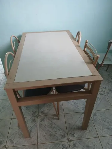 Mesa de porcelanato com 4 cadeiras