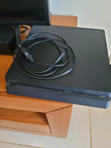 Vendo console PS4, semi novo, muito conservado, impecável com controle e jogos originais