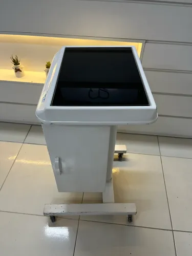 Mesa auxiliar odontológica
