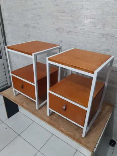 Mesa de cabeceira/ Criado mudo! Estilo industrial, sob encomenda! E sob medida!