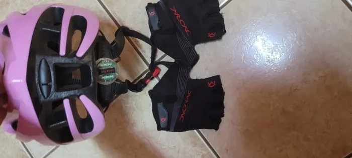 Capacete de bike rosa com par de luvas 