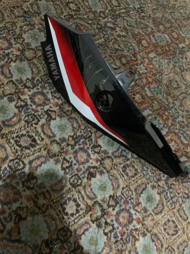 Carenagem lateral traseira rabeta esquerda Yamaha Fazer Fz25 Original sem detalhe