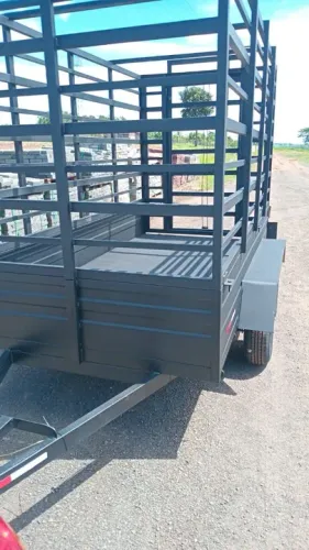 Carretinha de Reboque Modelo Boiadeiro com Gaiola Removível 