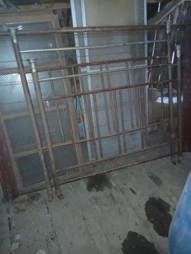 Cama de ferro antiga