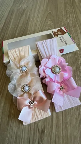 Kit com 2 faixinhas de cabelo para bebê com flores e pedrarias