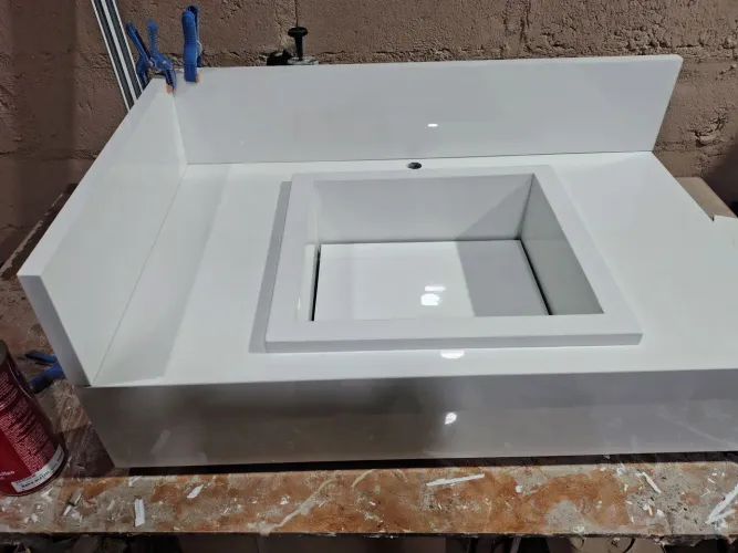 Cuba de pia em porcelanato branco sob medida