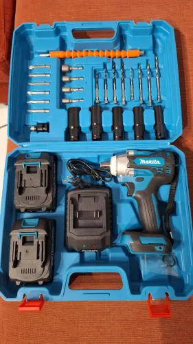 Parafusadeira de impacto 1/2 e Bits + maleta com.acessórios, baterias e carregador.