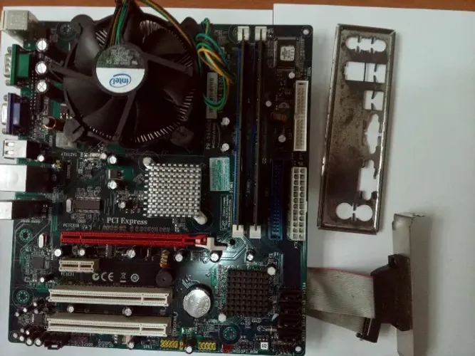 Kit Placa Mãe Intel PCWare PW-945GCX com Core2Duo E7400 e 2GB de RAM.
