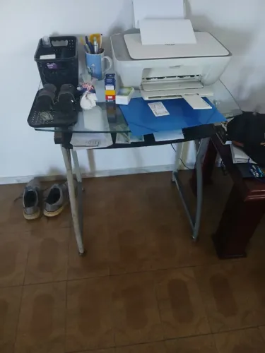 Mesa de vidro e pés em tubo ,e impressora HP