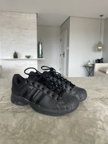 Tênis casual adidas Pro model