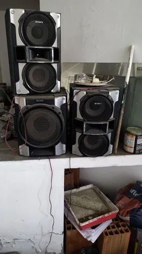 Três caixas de som da marca Sony