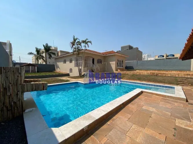 ALUGA-SE Casa comercial, 3 terrenos com total 1.350m2 de terreno de esquina, com 5 quartos