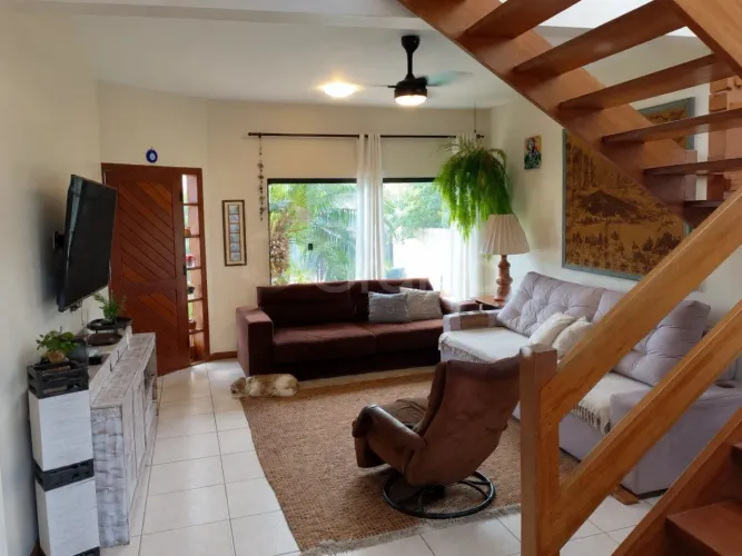 Casa de 176m² com 3 dormitorios na Armação.