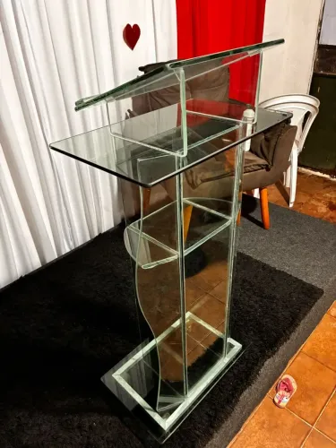 Vendo púlpito de vidro . 200 reais . Não entrego
